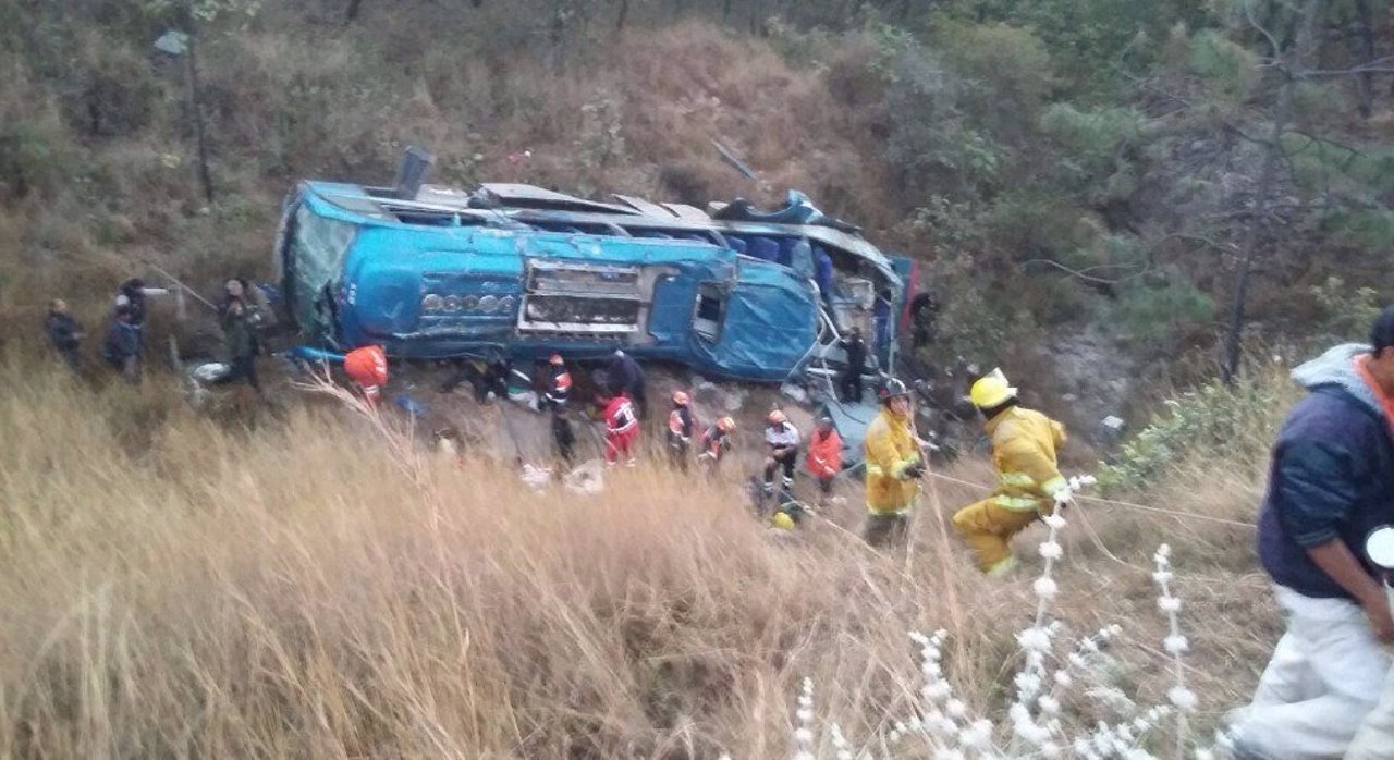 Mueren siete personas tras caer un autobús a un barranco en México