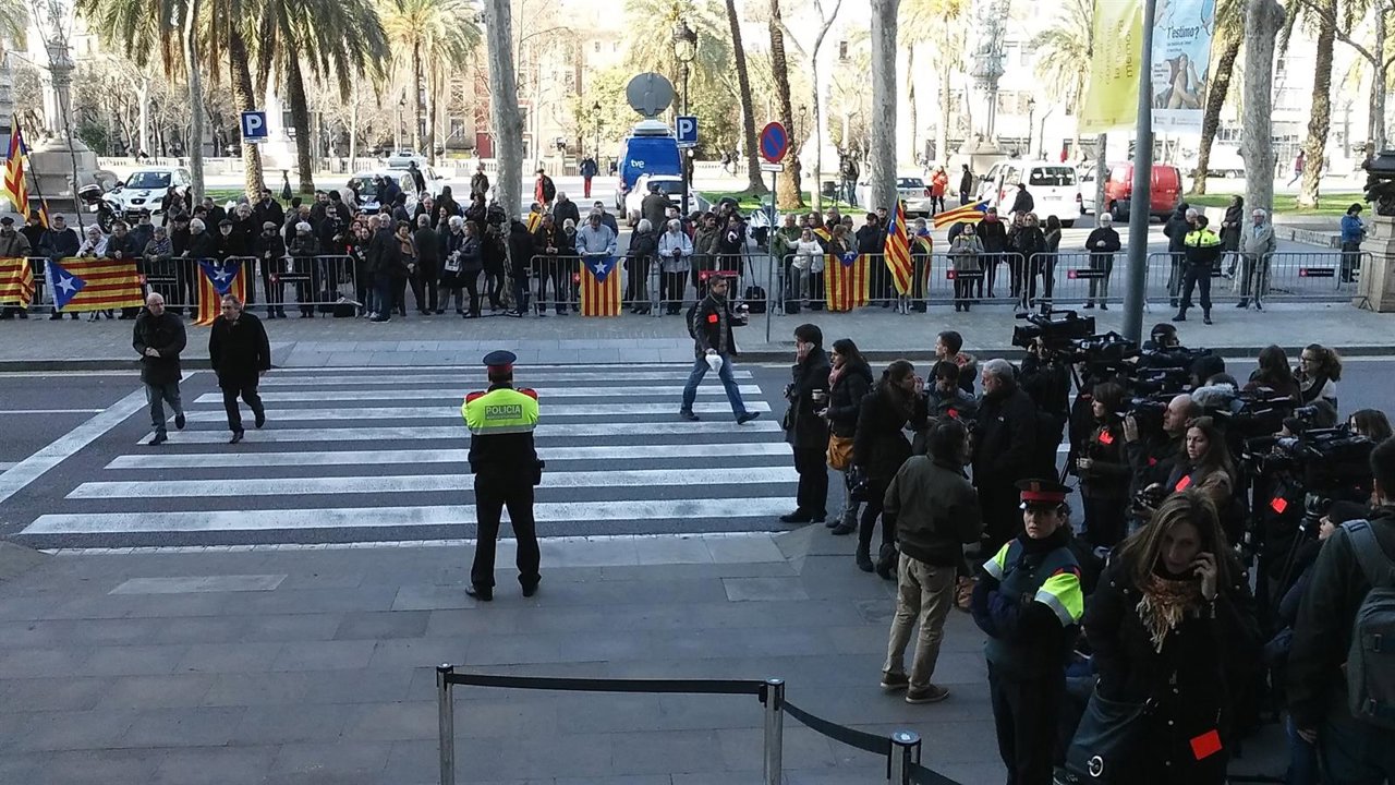 Un centenar de personas arropan a Homs en su declaración ante el TSJC por el 9N
