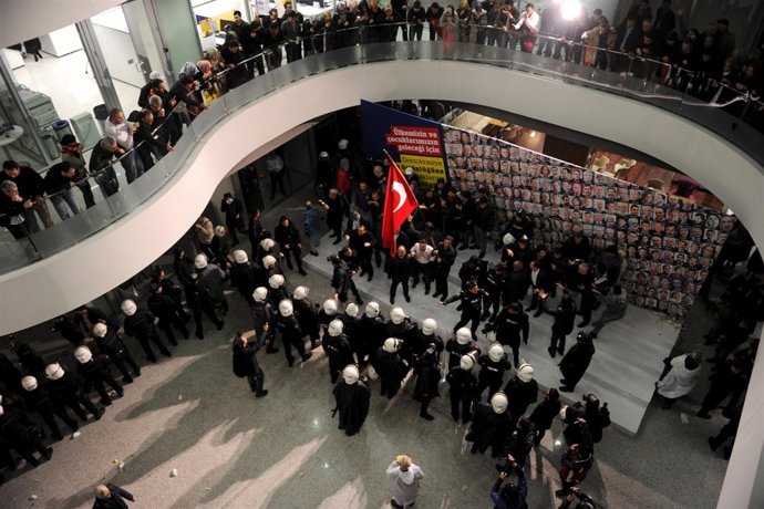 La Policía entra en la sede del diario Zaman