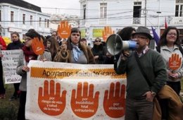 Manifestantes afuera del Congreso chileno, Valparaíso, Chile