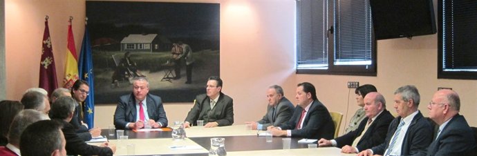 Bernabé en la reunión con miembros de Fenebús