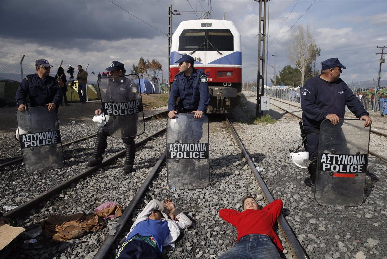 Refugiados protestan en las vías del tren en Idomeni (Grecia)