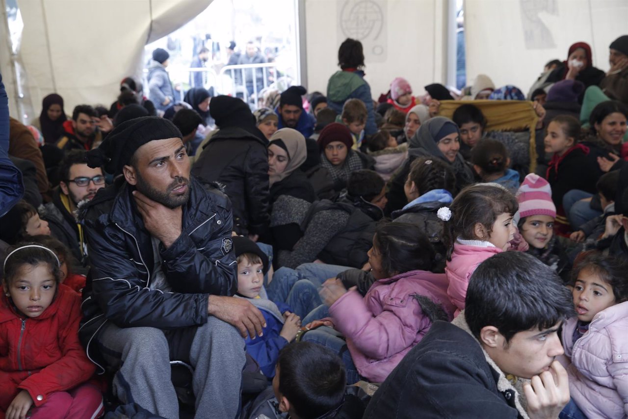 Inmigrantes esperan en la frontera entre Grecia y Macedonnia
