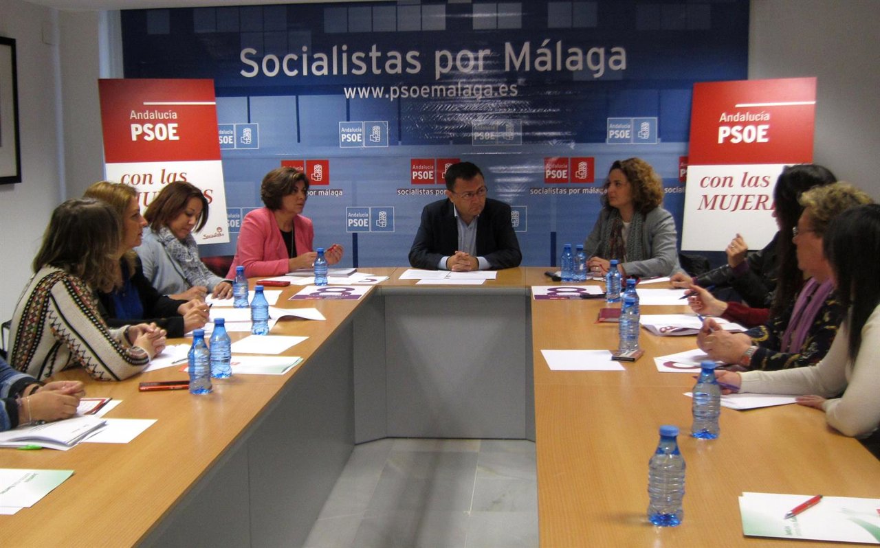 Fuensanta Lima, Miguel Ángel Heredia PSOE y Pilar Serrano con mujeres