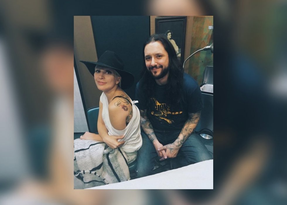 Lady Gaga y David Allen presumen de tattoo