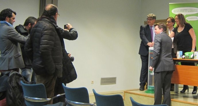 Los ponentes, posando ante los fotógrafos antes de la rueda de prensa