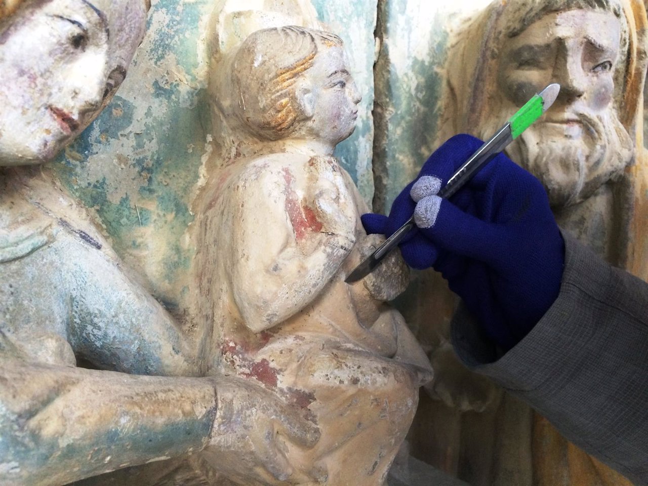 Trabajos de restauración en la portada de Santa María de Olite.