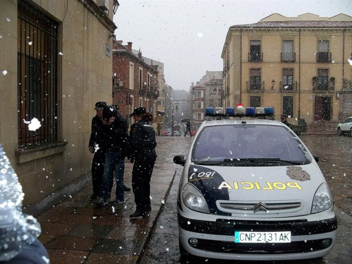 El acusado de abusar de 16 menores a su llegada a la Audiencia Provincial .