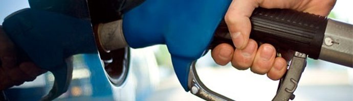 Repostaje de combustible, gasolinera, estación de servicio