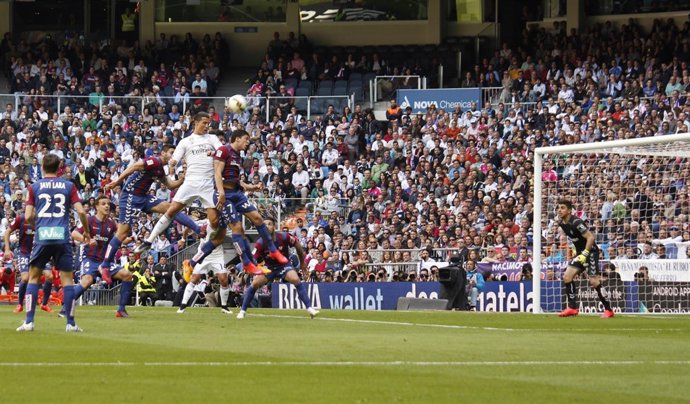 Jugadores del Real Madrid rematando un córner