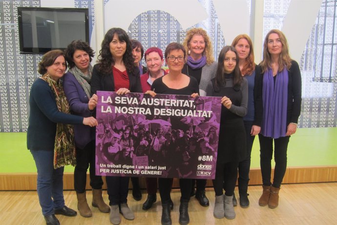 Marta Ribas (ICV) conCristina Bigordà y miembros de la organización
