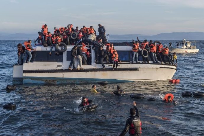 Refugiados cruzan el mar Egeo