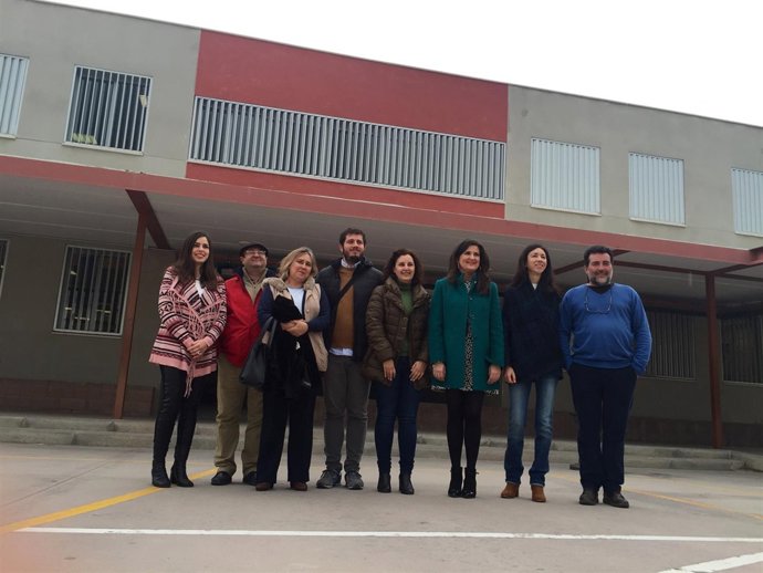 Caballero (3d), durante su visita al colegio Gloria Fuertes.