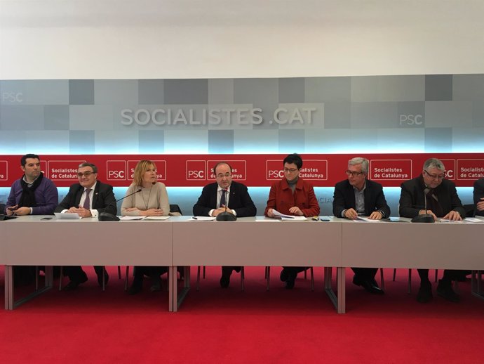 El líder del PSC,Miquel Iceta (en el centro) preside una reunión de alcaldes