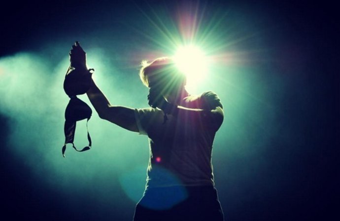 Carlos Baute sosteniendo un sujetador