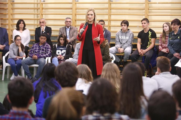 Cifuentes mantiene un encuntro con alumnos de Secundaria