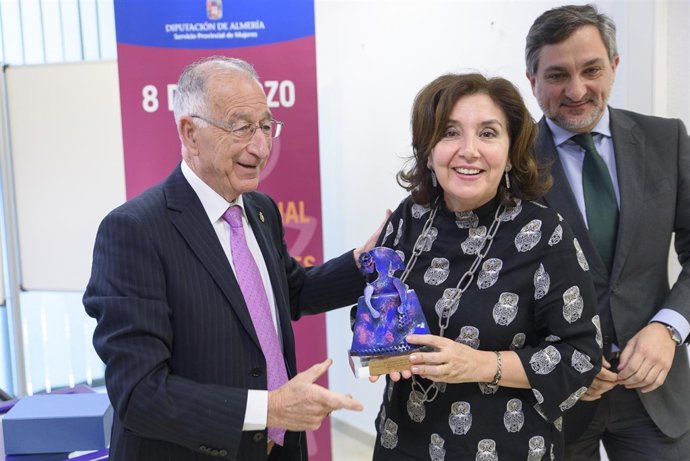 Amat entrega un galardón a Dolores González