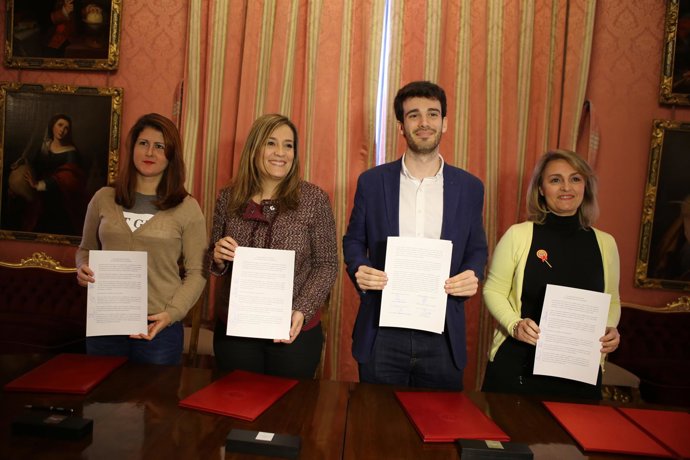 Firma de la declaración isntitucional por el 8 de Marzo