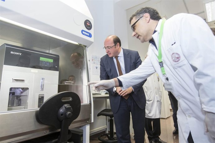 El presidente de la Comunidad visita los Laboratorios de Investigación Biomédica