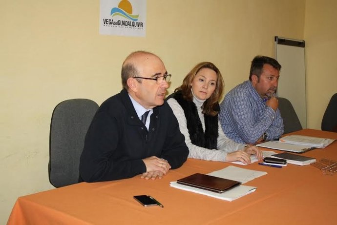 Carmona (izda.) presenta los planes de Empleo en la Vega del Guadalquivir