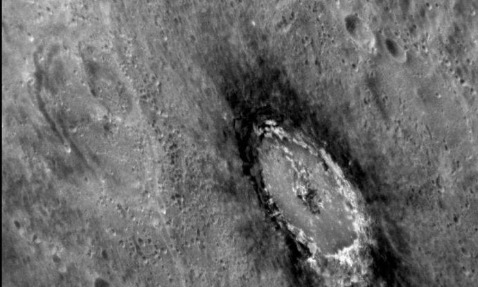 Color oscuro distintivo alrededor de un cráter de Mercurio