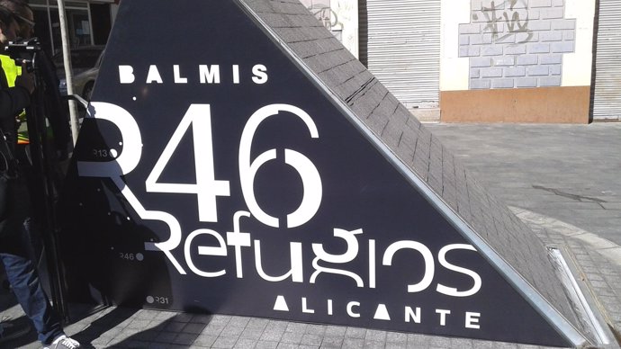 Acceso al refugio de la plaza Balmis, en el centro de Alicante