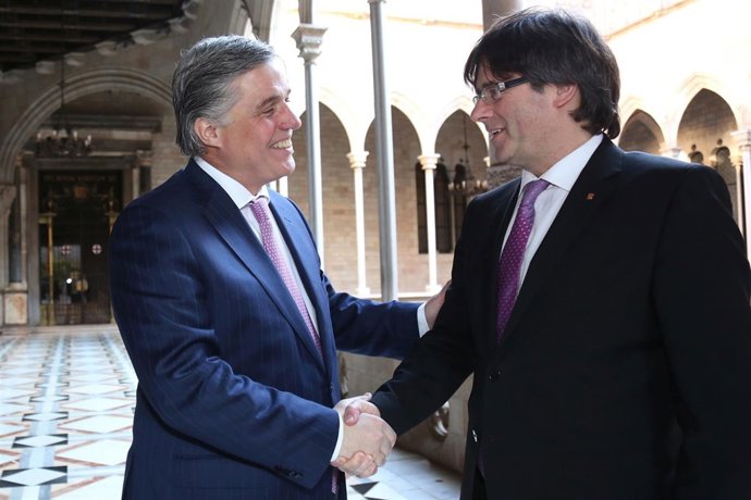 El embajador de Uruguay, Francisco Bustillo, y Carles Puigdemont