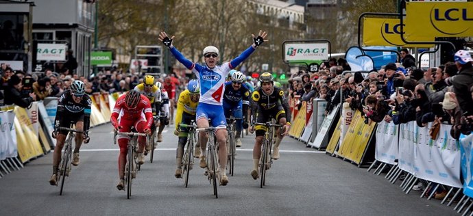 Arnaud Demare gana la primera etapa de la París-Niza