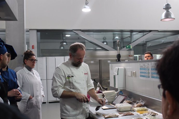 El estrella Michelin Xosé Cannas comparte fogones con los alumnos de Gastronomía