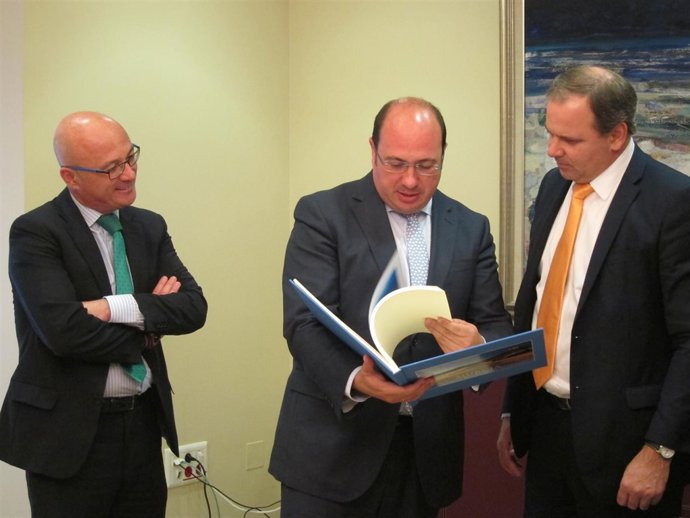 El embajador de Cuba conversa con el rpesidente de la Comunidad