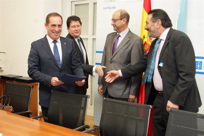 El conselleiro de Facenda, Valeriano Martínez, a la izquierda