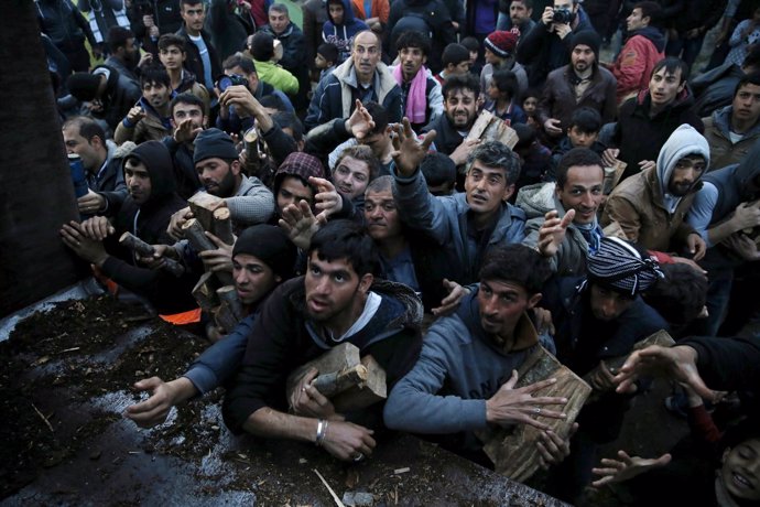 Refugiados esperan para cruzar la frontera entre Grecia y Macedonia
