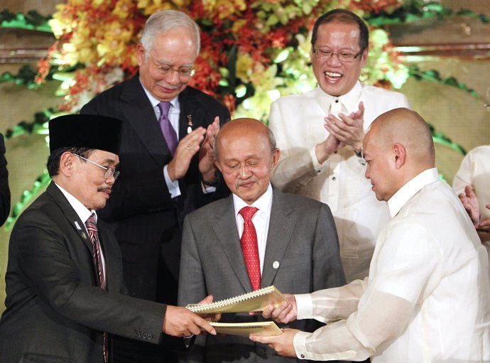 Aquino y el líder del MILF firman el acuerdo de paz 