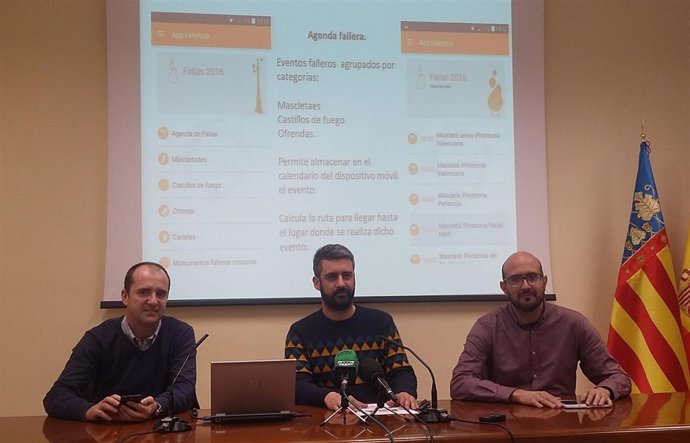 Pere Fuset, en el centro, durante la presentación de la APP fallera