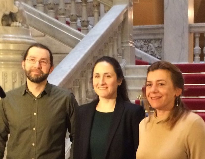 Los diputados de Podemos Emilio León y Rosa Espiño junto a Ana Rodríguez