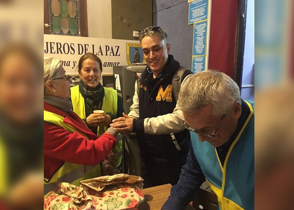 Kiko Hernández muestra su faecta más solidaria junto al Padre Ángel