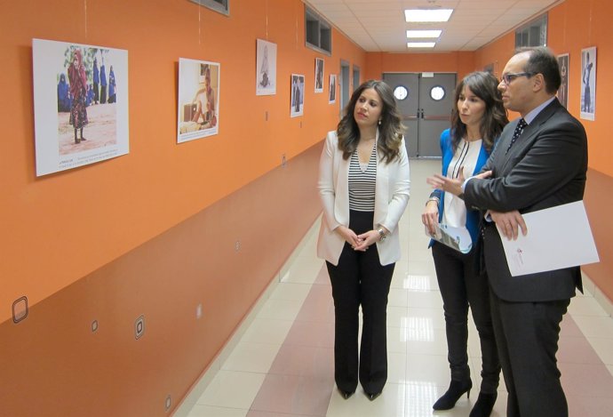 Imelda Rodríguez (I), Cristina Gómez y Carlos Raúl de Pablos visitan la muestra