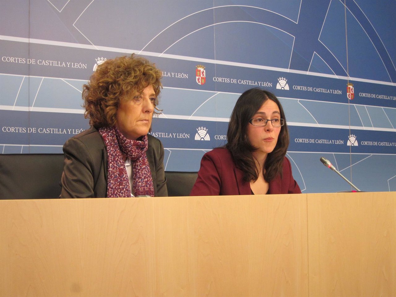 Isabel Muñoz (izq) y Laura Domínguez, procuradoras de Podemos.