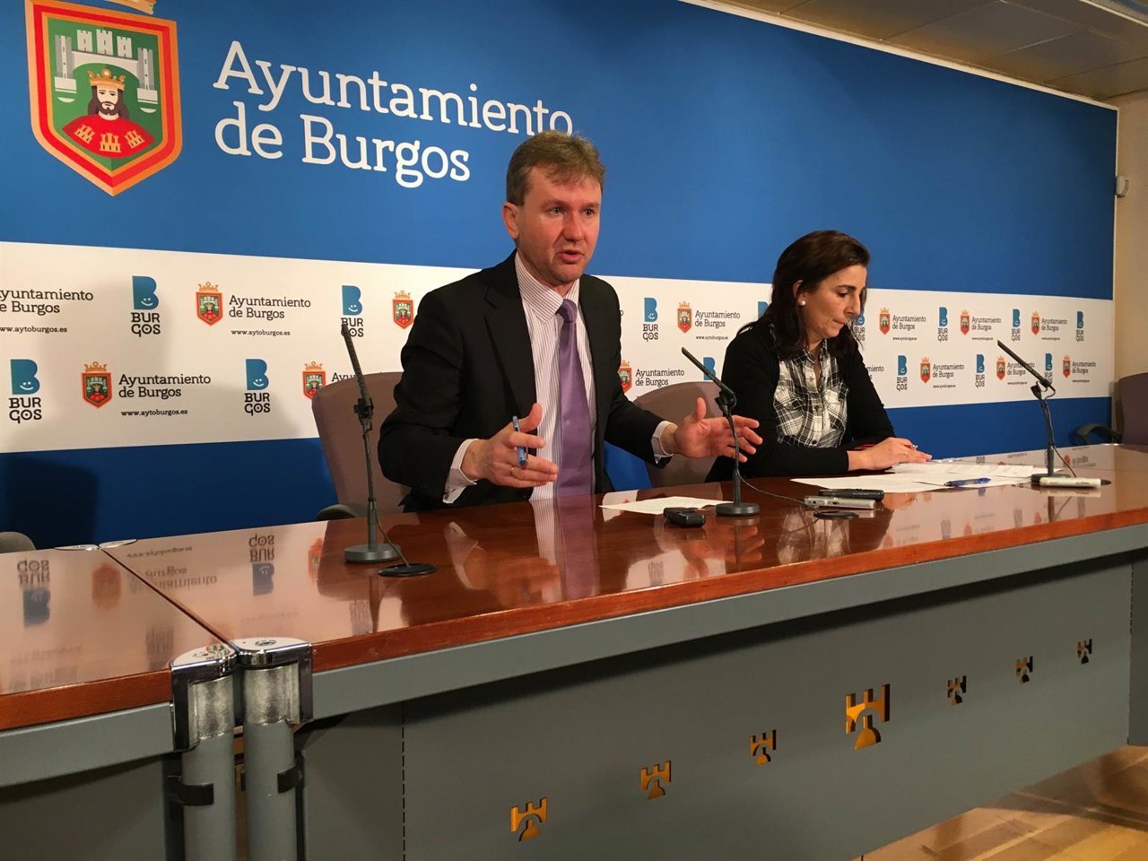 El alcalde Javier Lacalle y la portavoz municipal de Cs Gloria Bañeres.