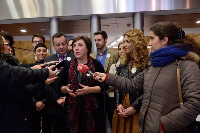 La delegada del Gobierno andaluz en Granada, Sandra García, atiende a los medios