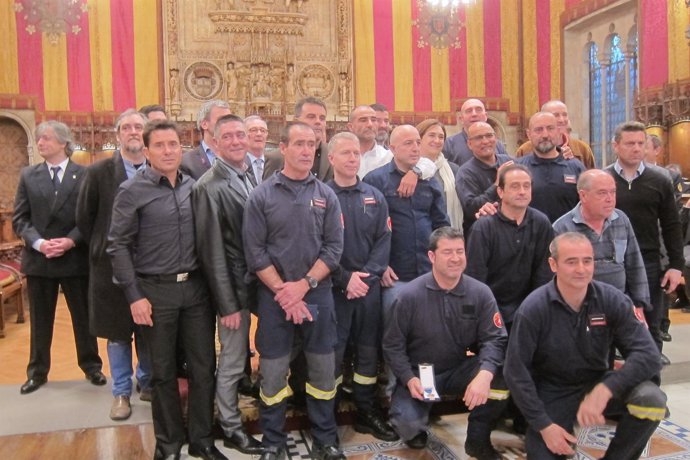 A.Colau, A.Recasens, representantes municipales y bomberos