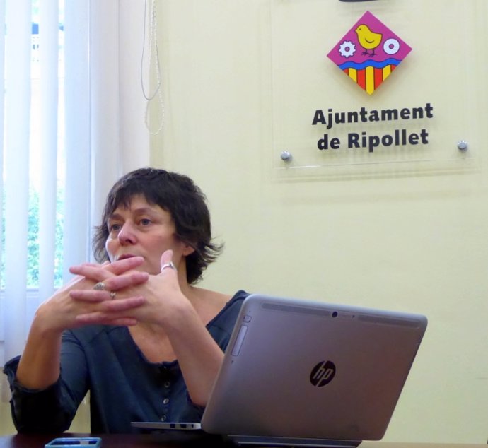 La primera teniente de alcalde de Ripollet, Pilar Castillejo, explicando la nuev