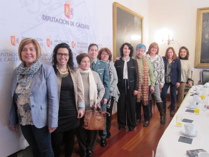 La Diputación de Cáceres reúne a varias mujeres para debatir sobre retos