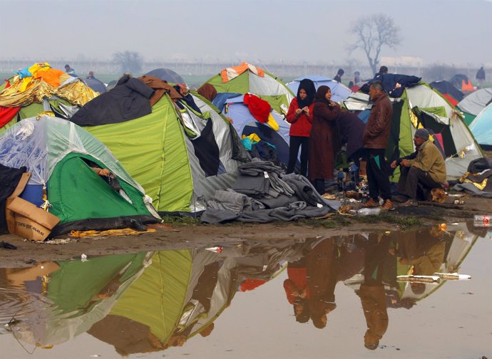 Inmigrantes en el campamento improvisado en Idomeni (Grecia)