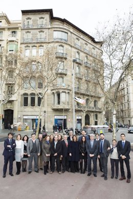 Trabajadores de Deutsche Bank frente a la nueva oficina principal de Barcelona