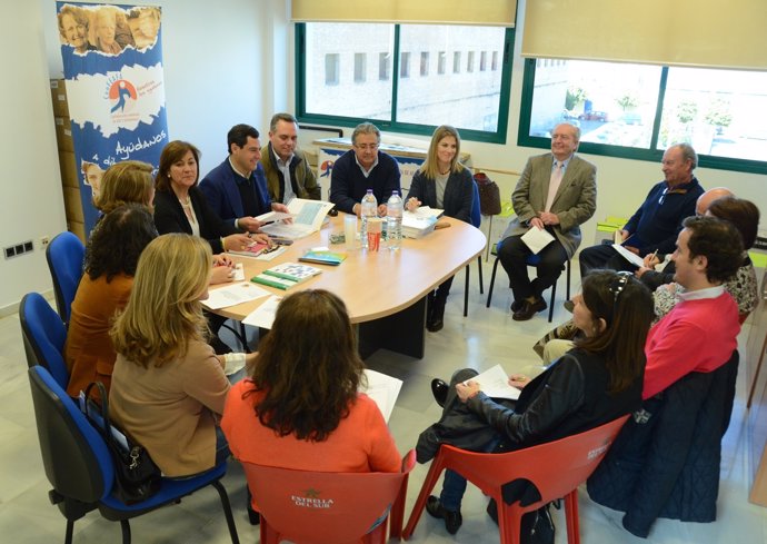 El presidente del PP-A, Juanma Moreno, reunido con representantes de Confeafa