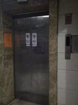 Mujer muere en un ascensor tras permanecer en él un mes encerrada