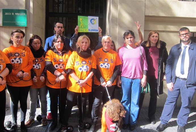 Teresa Rodríguez en Málaga con trabajadores del 061 