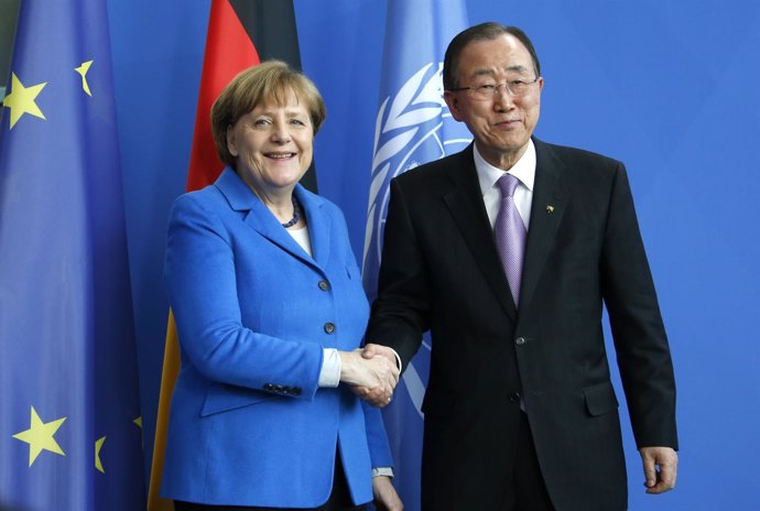 El secretario general de la ONU, Ban Ki Moon, y la canciller Angela Merkel