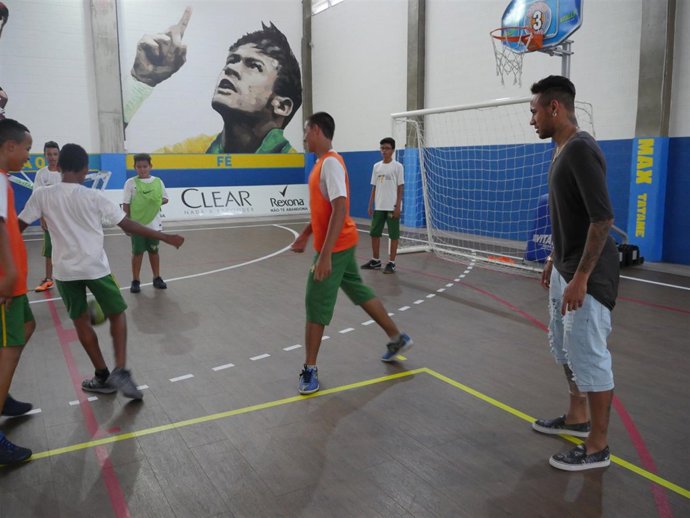 Neymar visita su Instituto Neymar